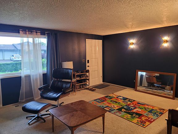 3rd image of 612 SE 104th Ave