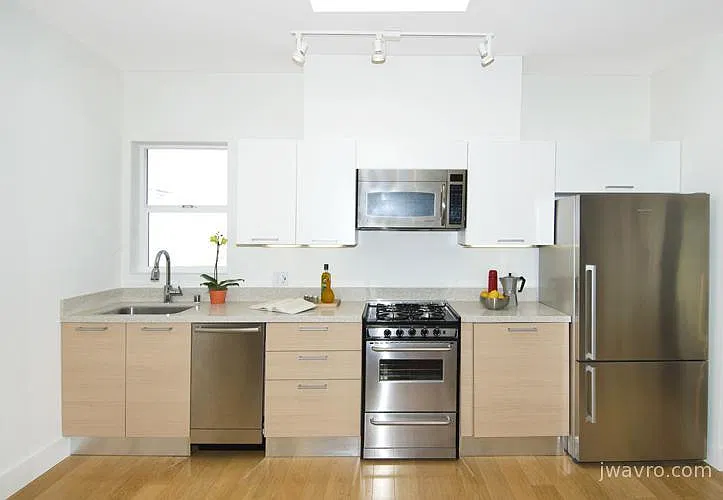 Top Floor, 1 bed, 1 bath with parking — Photo 2