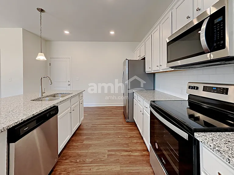 121 Hamilton Park Dr — Photo 3