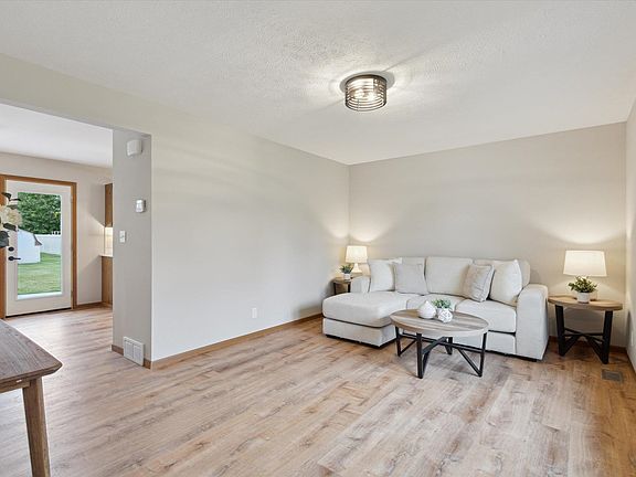2nd image of 3447 Greenwood Dr