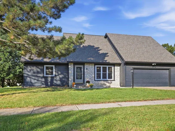 2407 SW Pepperwood Rd, Topeka, KS 66614