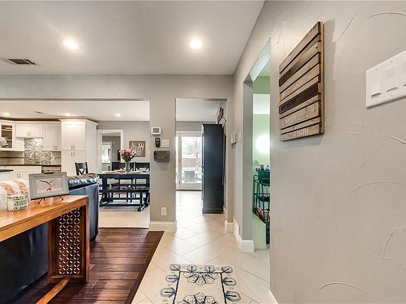 3rd image of 1002 Oakwood Dr