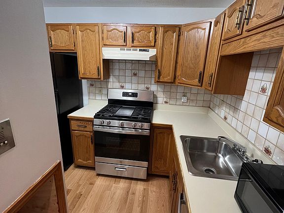 2nd image of 925 E 2nd St APT 3