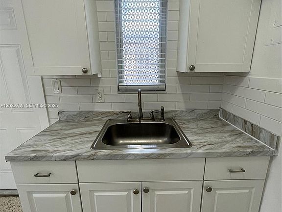 2nd image of 940 SW 4th Ave APT 1