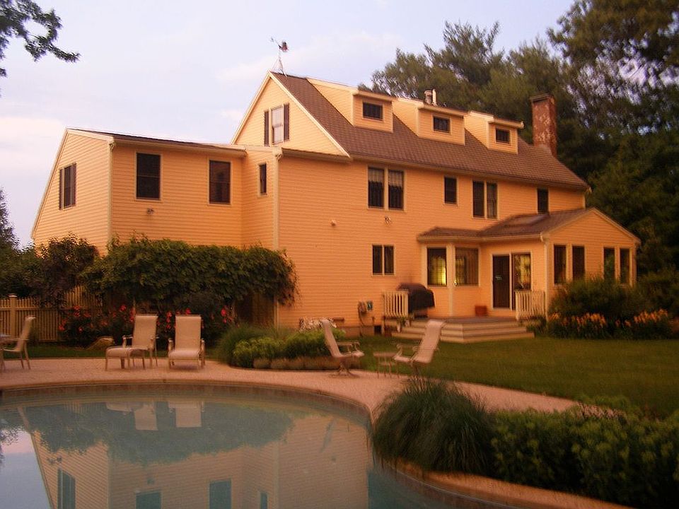 2nd image of 32 Wycliffe Rd
