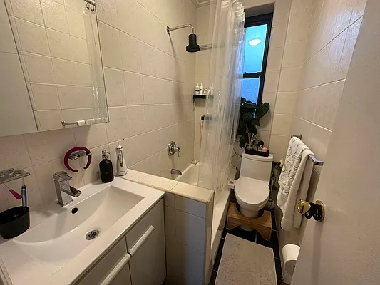 Rented by Premier Metro Realty Corp | media 4