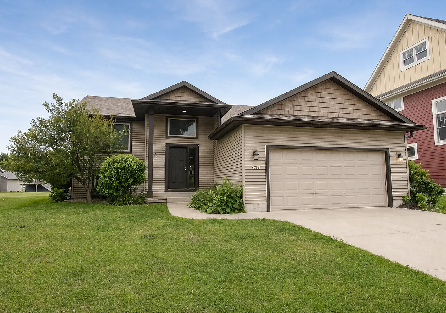Beautiful and Spacious 4 Bedroom 3 Bath Available For Rent! — Photo 1