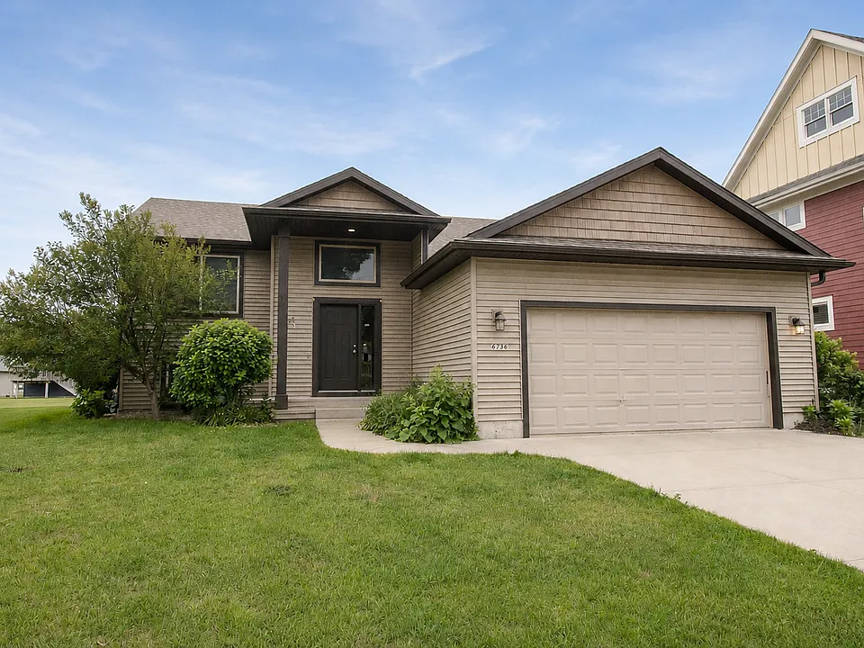 6736 Clarkia Dr NW