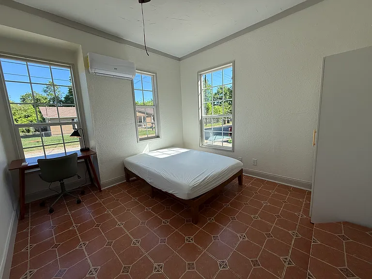 1002 S Glenwood Blvd — Photo 7