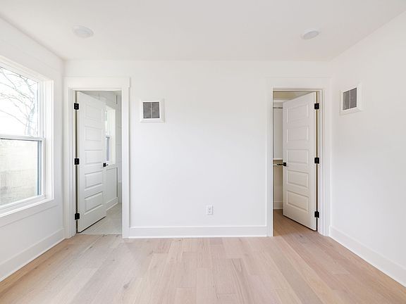 5th image of 326 E Trinity Ln #C