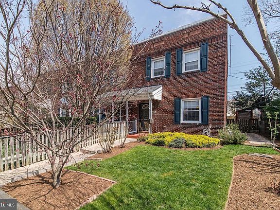 End Unit Row Home w/ ENORMOUS Front 