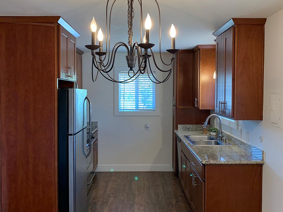 1st image of 945 Castlewood Dr APT 3