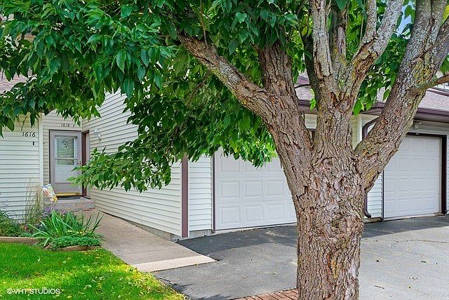 Welcome home! You can relax...no more yard work or snow shoveling!