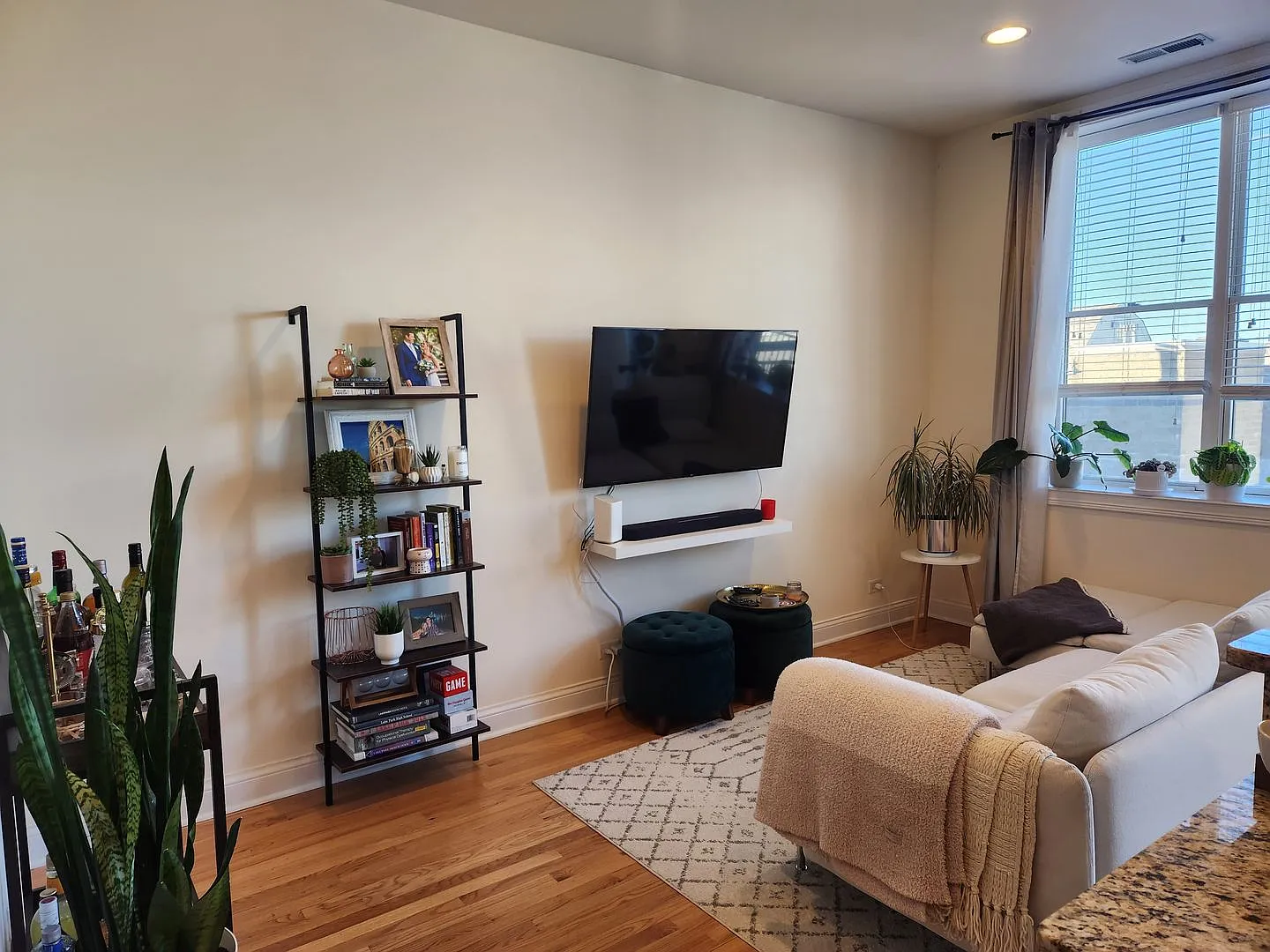 Penthouse 1 bedroom with Northern exposure balcony — Photo 2