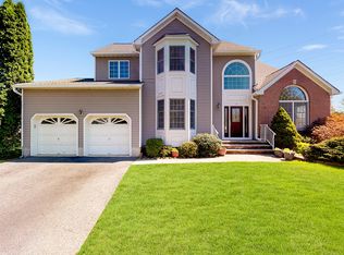 8 Baybury Ct, East Hanover, NJ 07936