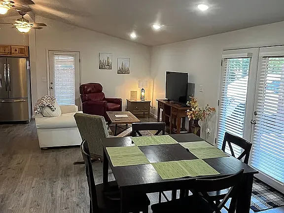 3512 N Kingsley Dr — Photo 2