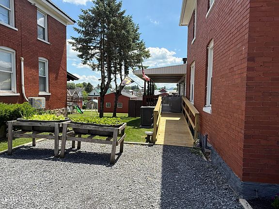 3rd image of 532 Maple St