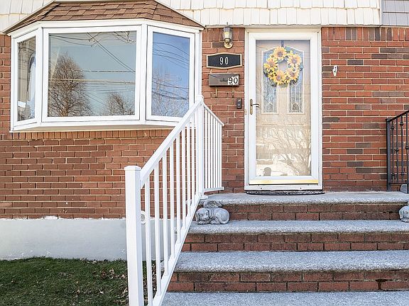 4th image of 90 Belfast Ave