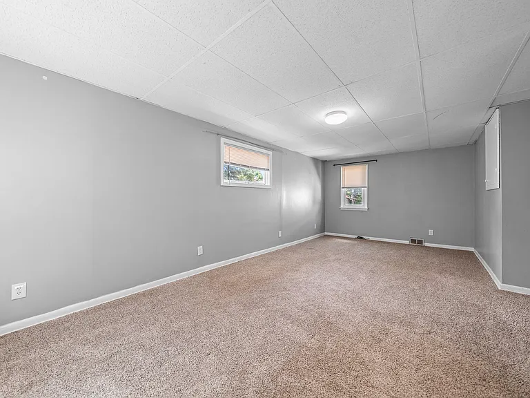 559 S Goodman St — Photo 24