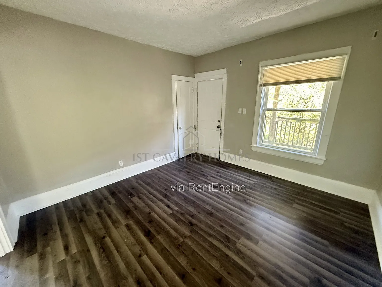 2 bed, 1.0 bath, $915 — Photo 2