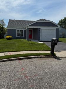 379 Larchmont Court, Ridge, NY, 11961