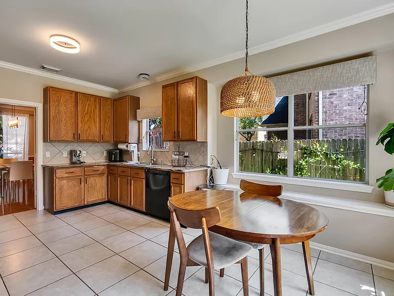 602 Mosman Ct — Photo 7