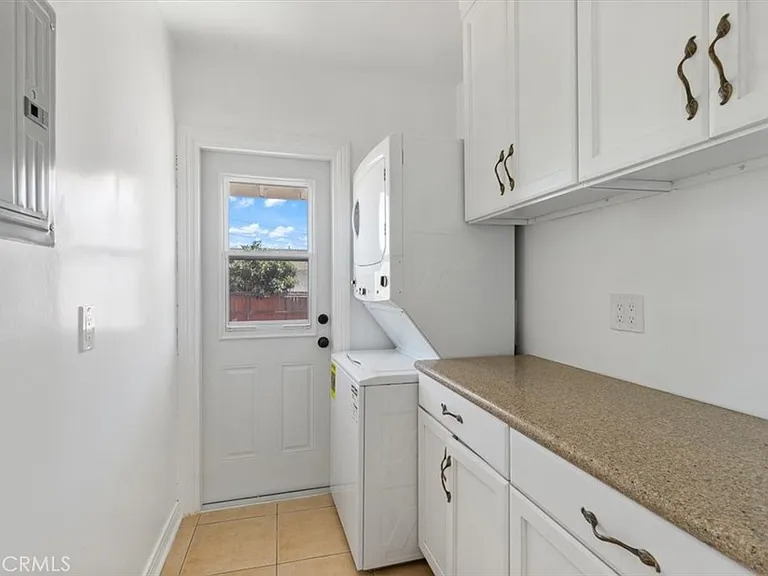 5466 Templeton St — Photo 15