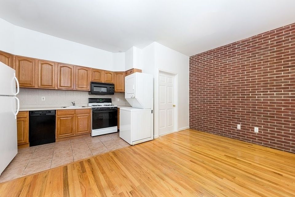 2nd image of 264 Devoe St APT 1