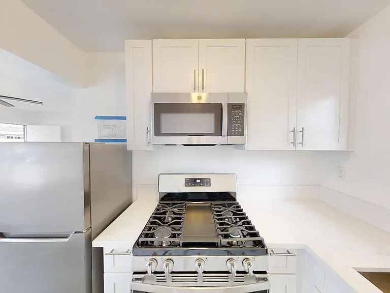 1009 Hornblend St — Photo 3