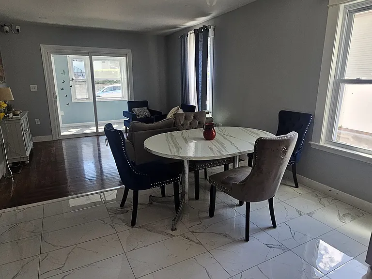 379 University Ave — Photo 2