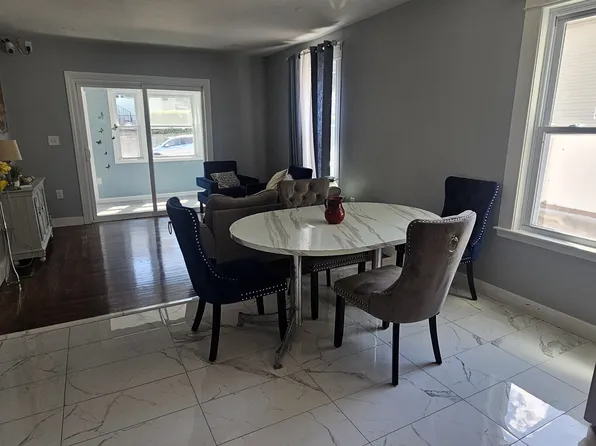 379 University Ave, Lowell, MA 01854
