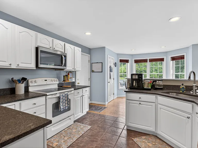 9 Stephen Dr — Photo 14