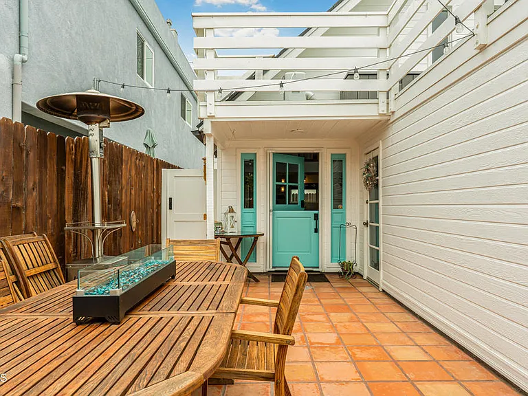 345 Hollywood Blvd — Photo 2