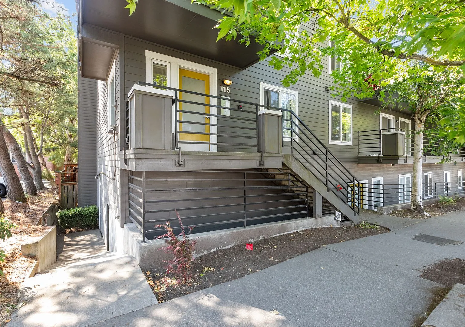 2-Bedroom Queen Anne Condo with Secured Parking — Photo 1