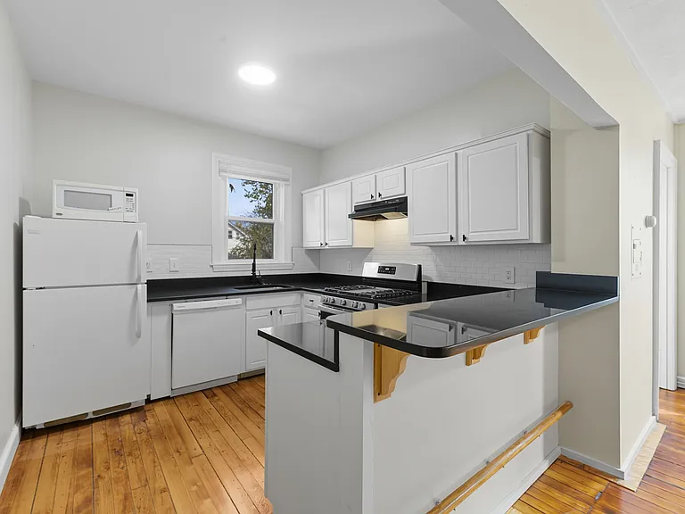 46 E Transit St #1R — Photo 6