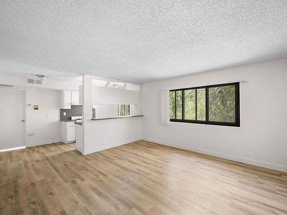3rd image of 16226 Vanowen St APT 208