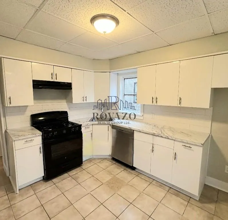 4 bed, 900 sqft, $2,550 — Photo 1