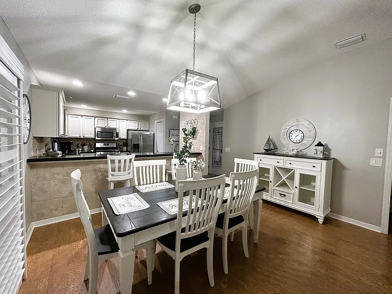 640 Danbury St — Photo 4