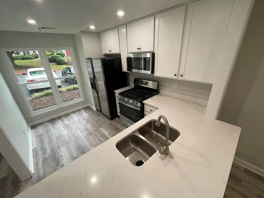 2 bed, 2.5 bath, 1355 sqft, $2,200 — Photo 4