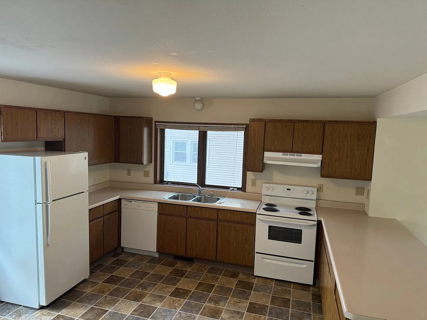 210 Mills St — Photo 2