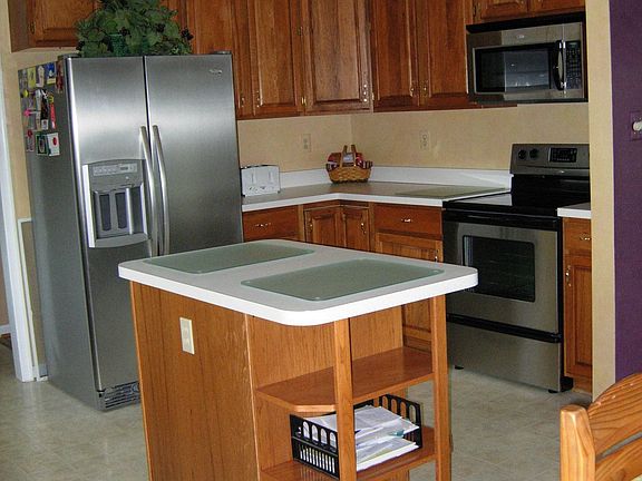 huge kitchen w/ 2 large pantries