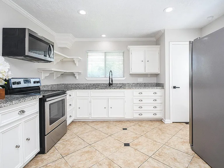 6906 Grant Dr — Photo 8