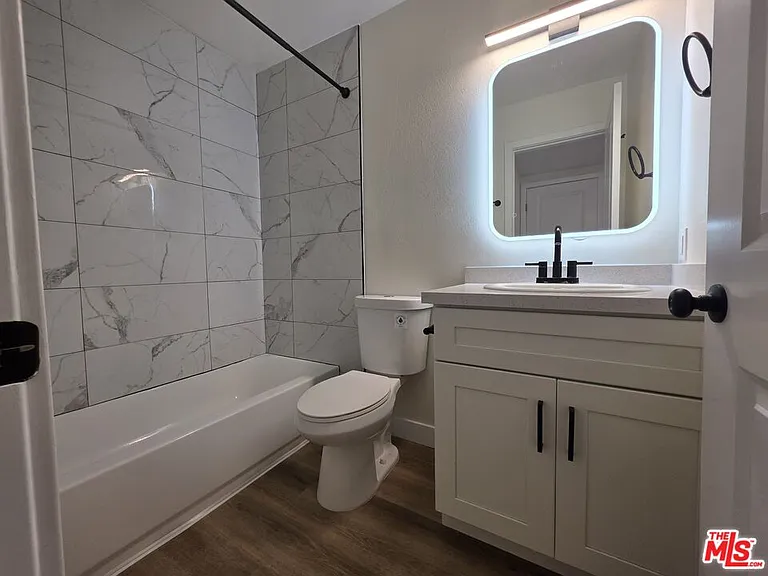 535 W 4th St #110 — Photo 32