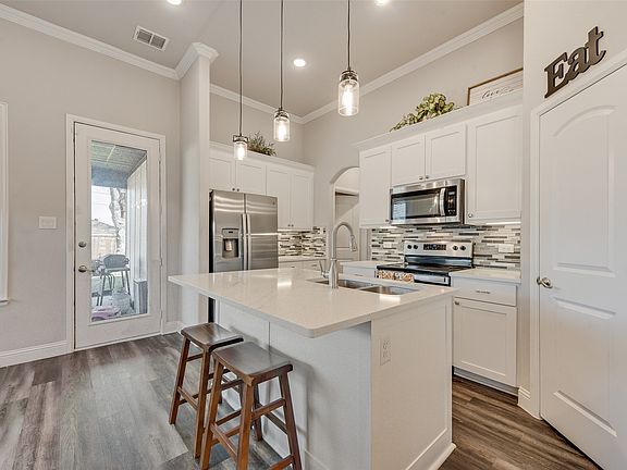 5th image of 404 W Rochester St