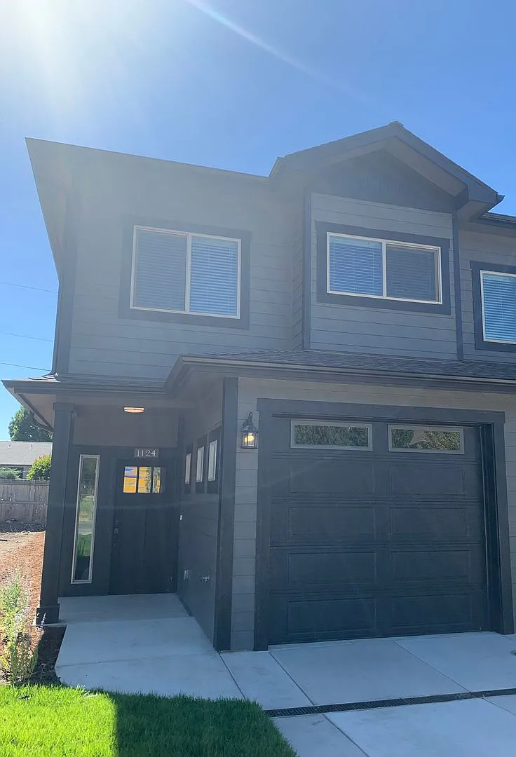 2-Bed, 2-Bath Townhouse with Modern Touches, Garage and Washer/Dryer in Grants Pass! — Photo 1