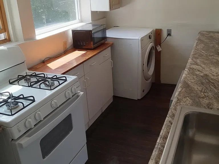 Apt 4 - kitchen