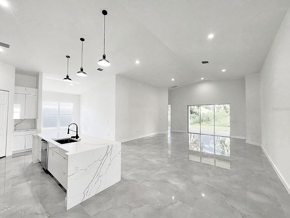 4th image of 16467 Hillsborough Blvd
