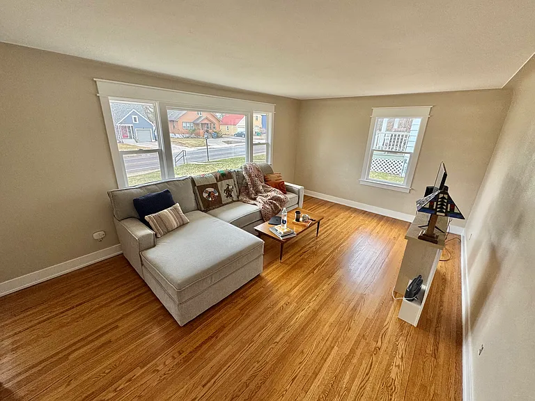 235 W Arrowhead Rd — Photo 3