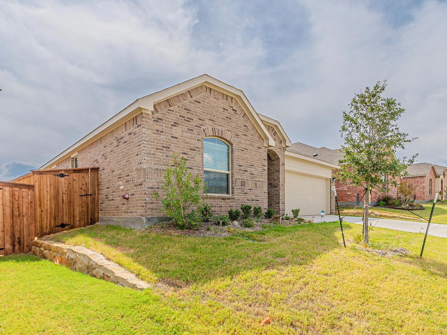 4 bed, 1996 sqft, $2,295 — Photo 3