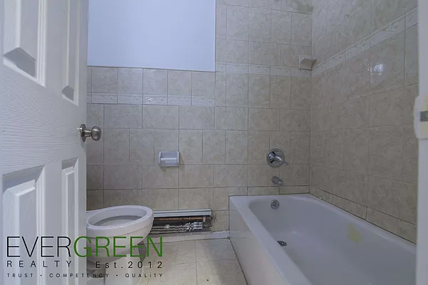 Rented by Evergreen Apartments BK | media 6